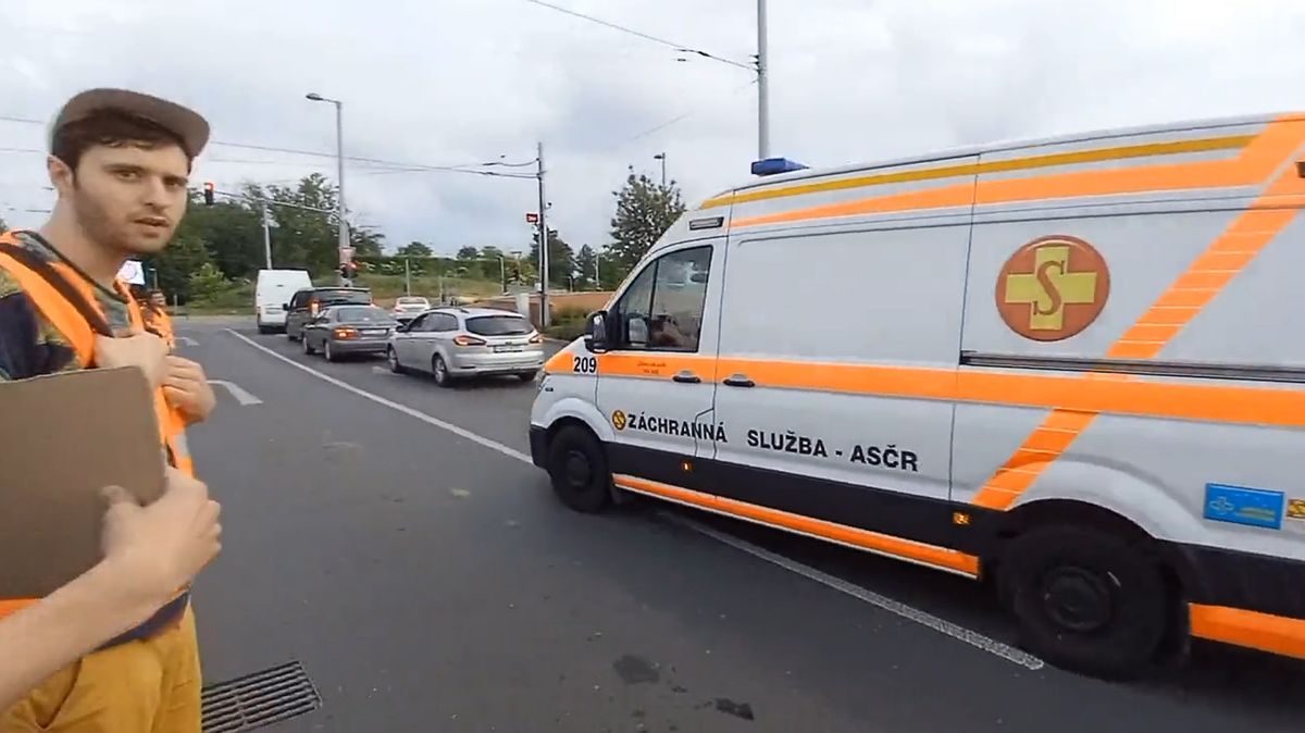 Aktivisté blokující silnici v Praze se chválili, že uhnuli sanitce. Prodírala se přitom kolonou, kterou sami zavinili